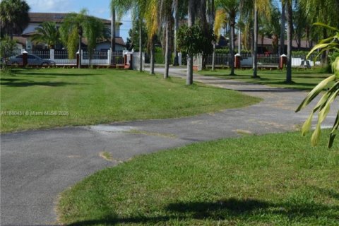 Land in Miami, Florida № 1890357 - photo 2