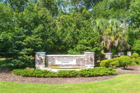 House in DeLand, Florida 4 bedrooms, 215.44 sq.m. № 2207764 - photo 2