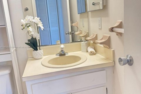 Condo in Wellington, Florida, 2 bedrooms  № 1980523 - photo 9