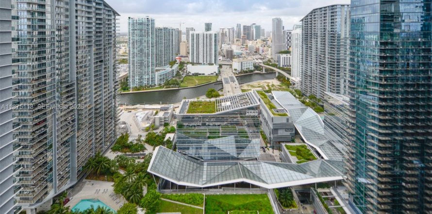 Кондоминиум с 3 спальнями в Майами, Флорида № 2055203