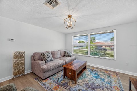 House in Port Richey, Florida 2 bedrooms, 117.06 sq.m. № 1904804 - photo 7