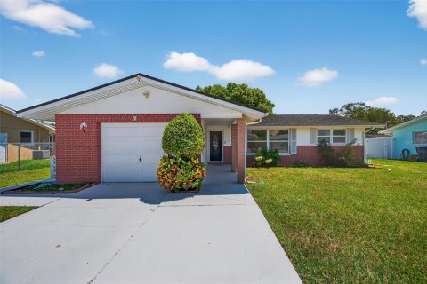House in Port Richey, Florida 2 bedrooms, 117.06 sq.m. № 1904804 - photo 1