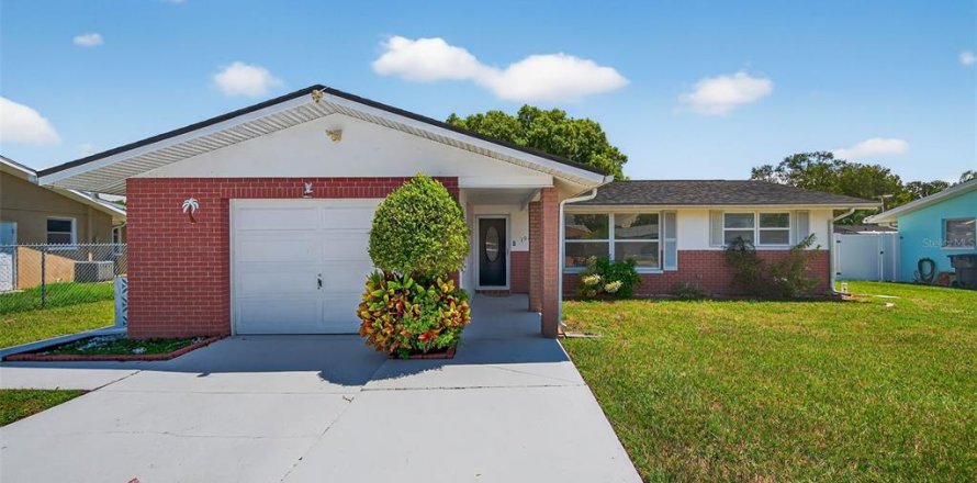 House in Port Richey, Florida 2 bedrooms, 117.06 sq.m. № 1904804
