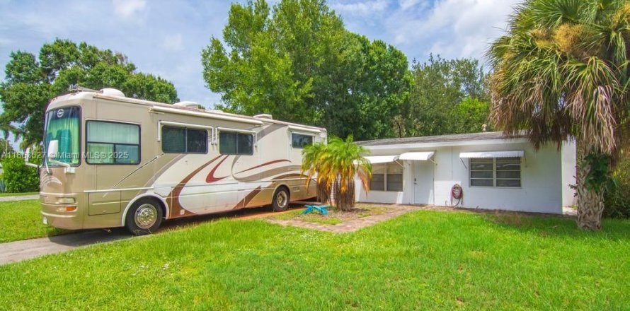 House in Vero Beach, Florida 3 bedrooms № 1981571