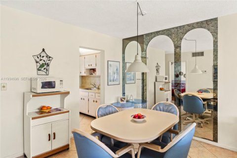 Copropriété à vendre à Pompano Beach, Floride: 2 chambres, 69.68 m2 № 1999189 - photo 10