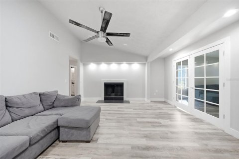 House in Tampa, Florida 5 bedrooms, 241.55 sq.m. № 2319081 - photo 13