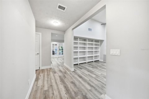 House in Tampa, Florida 5 bedrooms, 241.55 sq.m. № 2319081 - photo 24