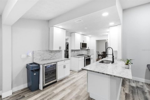 House in Tampa, Florida 5 bedrooms, 241.55 sq.m. № 2319081 - photo 6