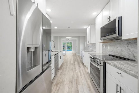 House in Tampa, Florida 5 bedrooms, 241.55 sq.m. № 2319081 - photo 9
