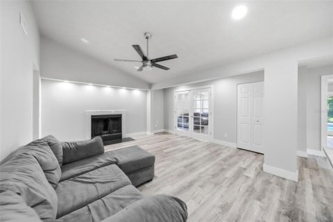 House in Tampa, Florida 5 bedrooms, 241.55 sq.m. № 2319081 - photo 12