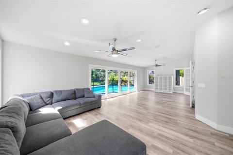 House in Tampa, Florida 5 bedrooms, 241.55 sq.m. № 2319081 - photo 18
