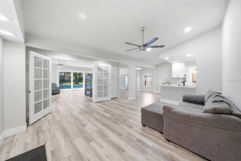 House in Tampa, Florida 5 bedrooms, 241.55 sq.m. № 2319081 - photo 14