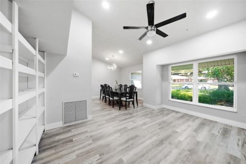 House in Tampa, Florida 5 bedrooms, 241.55 sq.m. № 2319081 - photo 19