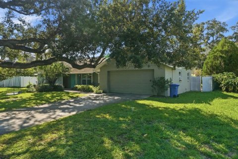 House in Tampa, Florida 5 bedrooms, 241.55 sq.m. № 2319081 - photo 4