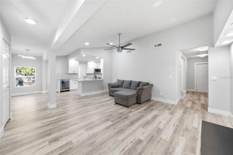House in Tampa, Florida 5 bedrooms, 241.55 sq.m. № 2319081 - photo 15
