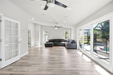 House in Tampa, Florida 5 bedrooms, 241.55 sq.m. № 2319081 - photo 17