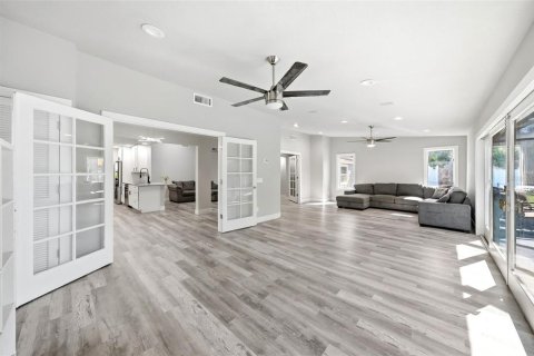 House in Tampa, Florida 5 bedrooms, 241.55 sq.m. № 2319081 - photo 16