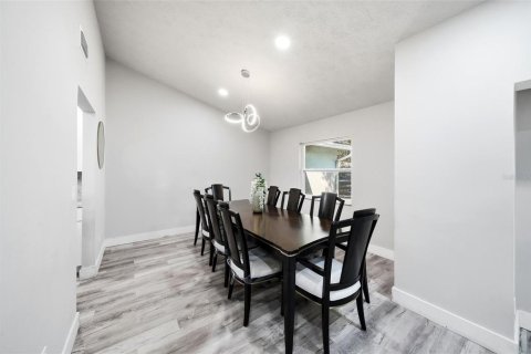 House in Tampa, Florida 5 bedrooms, 241.55 sq.m. № 2319081 - photo 21