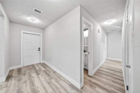 House in Tampa, Florida 5 bedrooms, 241.55 sq.m. № 2319081 - photo 25