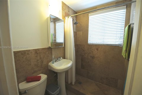 Villa ou maison à louer à Miami Beach, Floride: 46.45 m2 № 2017527 - photo 9