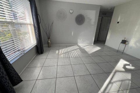 Casa en venta en Kissimmee, Florida, 2 dormitorios, 89.19 m2 № 1657219 - foto 2