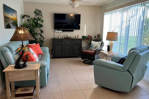 House in Lady Lake, Florida 2 bedrooms, 153.85 sq.m. № 1252988 - photo 8
