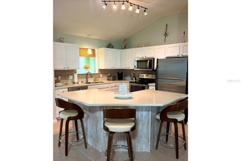 House in Lady Lake, Florida 2 bedrooms, 153.85 sq.m. № 1252988 - photo 5
