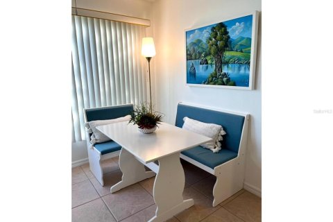 House in Lady Lake, Florida 2 bedrooms, 153.85 sq.m. № 1252988 - photo 6
