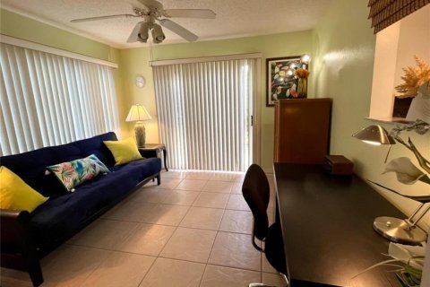 House in Lady Lake, Florida 2 bedrooms, 153.85 sq.m. № 1252988 - photo 10