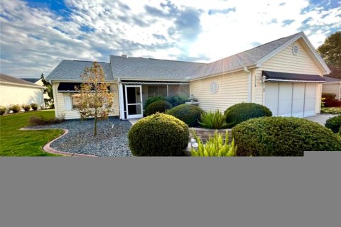 House in Lady Lake, Florida 2 bedrooms, 153.85 sq.m. № 1252988 - photo 1
