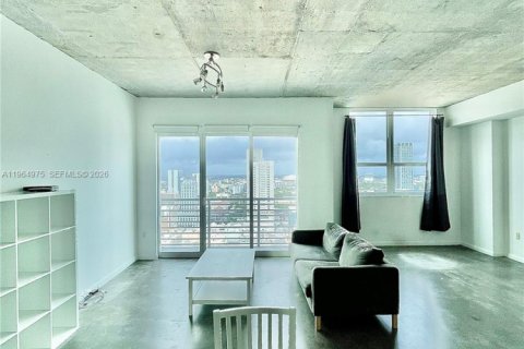 Condominio en Miami, Florida, 1 dormitorio  № 2026344