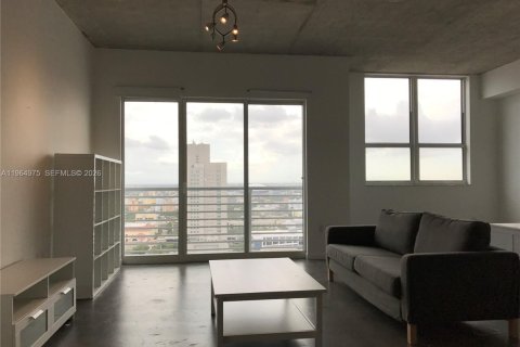 Condominio en alquiler en Miami, Florida, 1 dormitorio, 60.48 m2 № 2026344 - foto 6