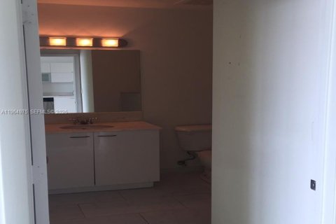 Condominio en alquiler en Miami, Florida, 1 dormitorio, 60.48 m2 № 2026344 - foto 18