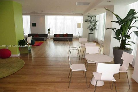 Condominio en alquiler en Miami, Florida, 1 dormitorio, 60.48 m2 № 2026344 - foto 25