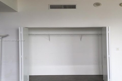 Condominio en alquiler en Miami, Florida, 1 dormitorio, 60.48 m2 № 2026344 - foto 17