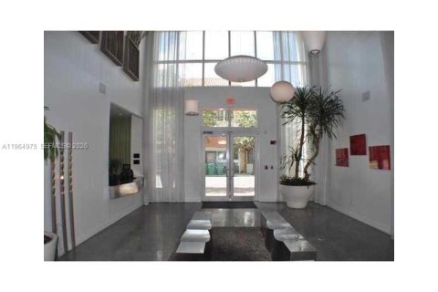 Condominio en alquiler en Miami, Florida, 1 dormitorio, 60.48 m2 № 2026344 - foto 2