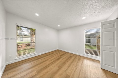 Propiedad comercial en venta en Ocala, Florida № 2030847 - foto 8
