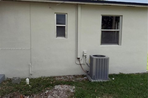 House in Miami, Florida 3 bedrooms, 86.96 sq.m. № 1774199 - photo 16