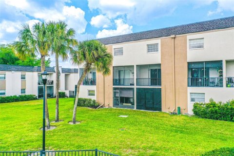 Condo in Brandon, Florida, 2 bedrooms  № 2226734 - photo 13