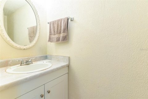 Condo in Brandon, Florida, 2 bedrooms  № 2226734 - photo 9