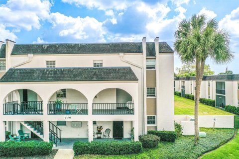 Condo in Brandon, Florida, 2 bedrooms  № 2226734
