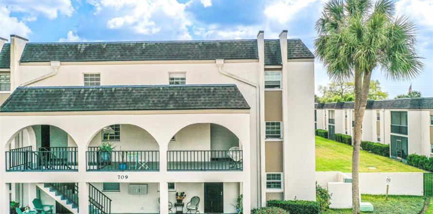 Condo in Brandon, Florida, 2 bedrooms  № 2226734