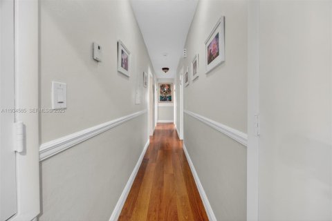 House in Pinecrest, Florida 4 bedrooms, 220.55 sq.m. № 1992758 - photo 26