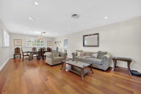 House in Pinecrest, Florida 4 bedrooms, 220.55 sq.m. № 1992758 - photo 19