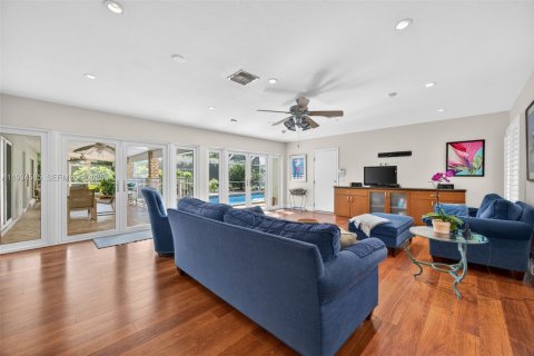 House in Pinecrest, Florida 4 bedrooms, 220.55 sq.m. № 1992758 - photo 17