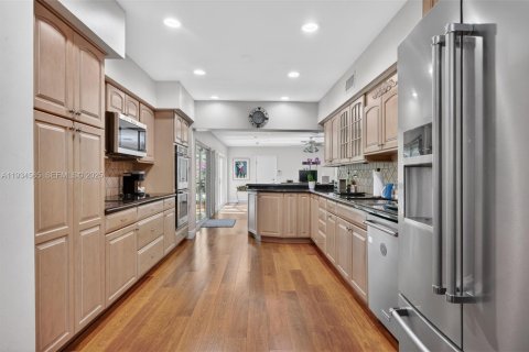 House in Pinecrest, Florida 4 bedrooms, 220.55 sq.m. № 1992758 - photo 5