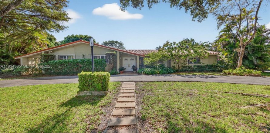 House in Pinecrest, Florida 4 bedrooms, 220.55 sq.m. № 1992758