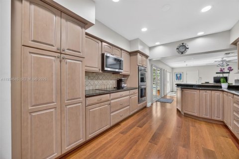 House in Pinecrest, Florida 4 bedrooms, 220.55 sq.m. № 1992758 - photo 8