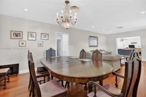 House in Pinecrest, Florida 4 bedrooms, 220.55 sq.m. № 1992758 - photo 24