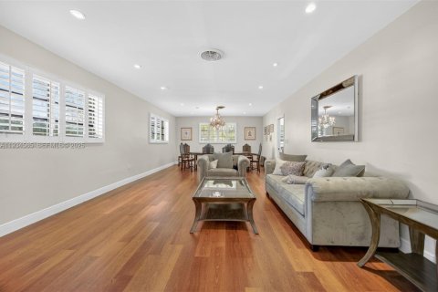 House in Pinecrest, Florida 4 bedrooms, 220.55 sq.m. № 1992758 - photo 18